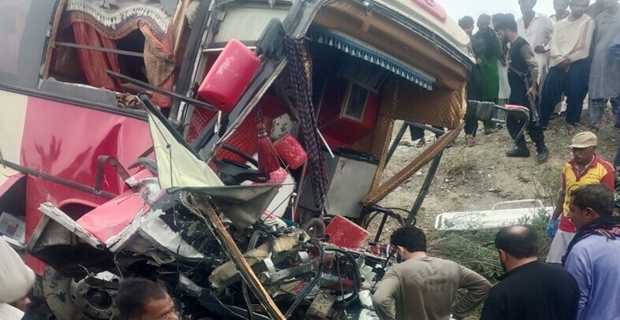 لسبیلہ ،اوتھل کے قریب مسافر کوچ اور 2 پک اپ گاڑیوں میں تصادم،9 افراد جاں بحق