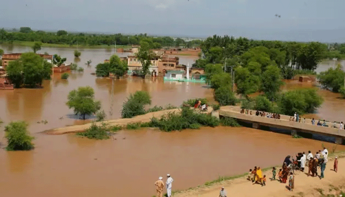 دریائے چناب کا پانی لوگوں کے گھروں میں داخل، عوام سرکار کی امداد کے منتظر،سراپا احتجاج