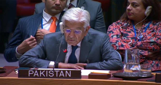 دفتر خارجہ کا سلامتی کونسل میں وزیر دفاع کے پیچھے بیٹھی خاتون کی موجودگی پر سوالات کا نوٹس