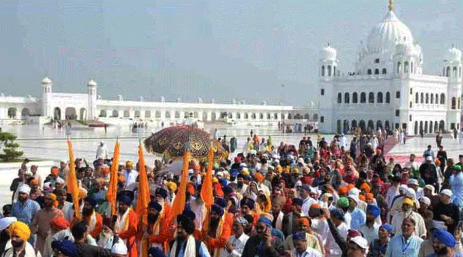 دو ہزار بھارتی سکھ یاتری واہگہ کے راستے کرتار پور پہنچ گئے