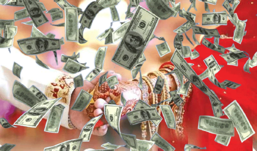 شادی پر باراتیوں کی ڈالروں میں بارش!