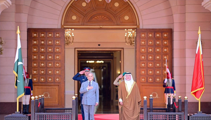 وزیر اعظم شہباز شریف کی منامہ میں قصر القضیبیہ آمد، گارڈ آف آنر پیش کیا گیا