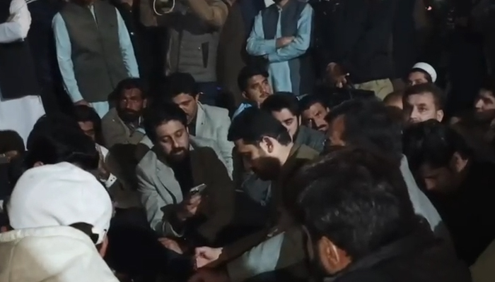 وزیر اعلیٰ خیبر پختونخوا کے دھرنے کے مقام پر اچانک گیس پائپ لائن پھٹ گئی،جا نئے اپ ڈیٹ